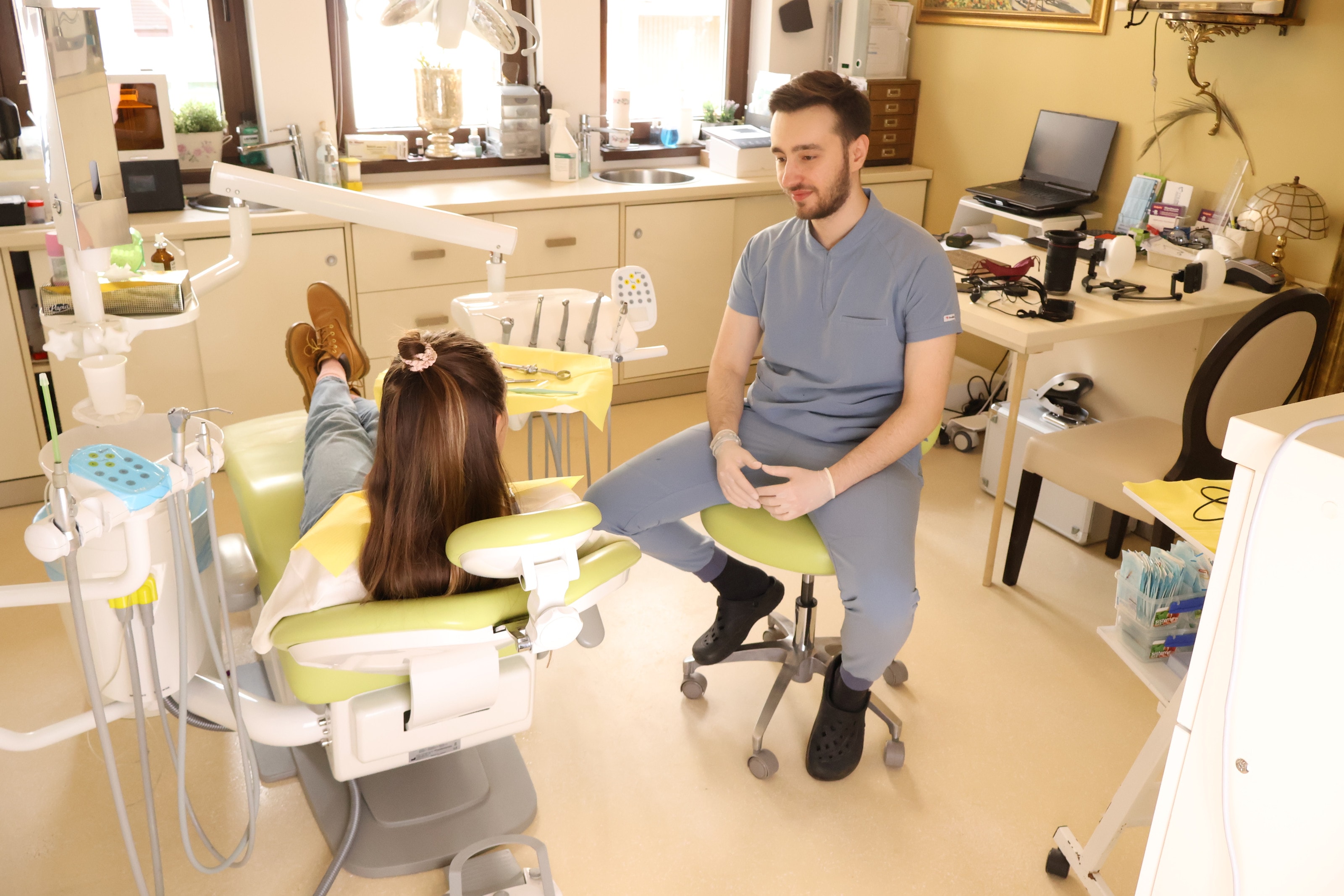 Medic stomatolog stând de vorbă cu o pacientă în cabinetul Drafta dental