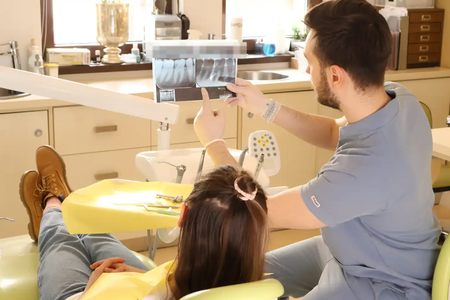 Medic arătând unei paciente radiografiile dentare